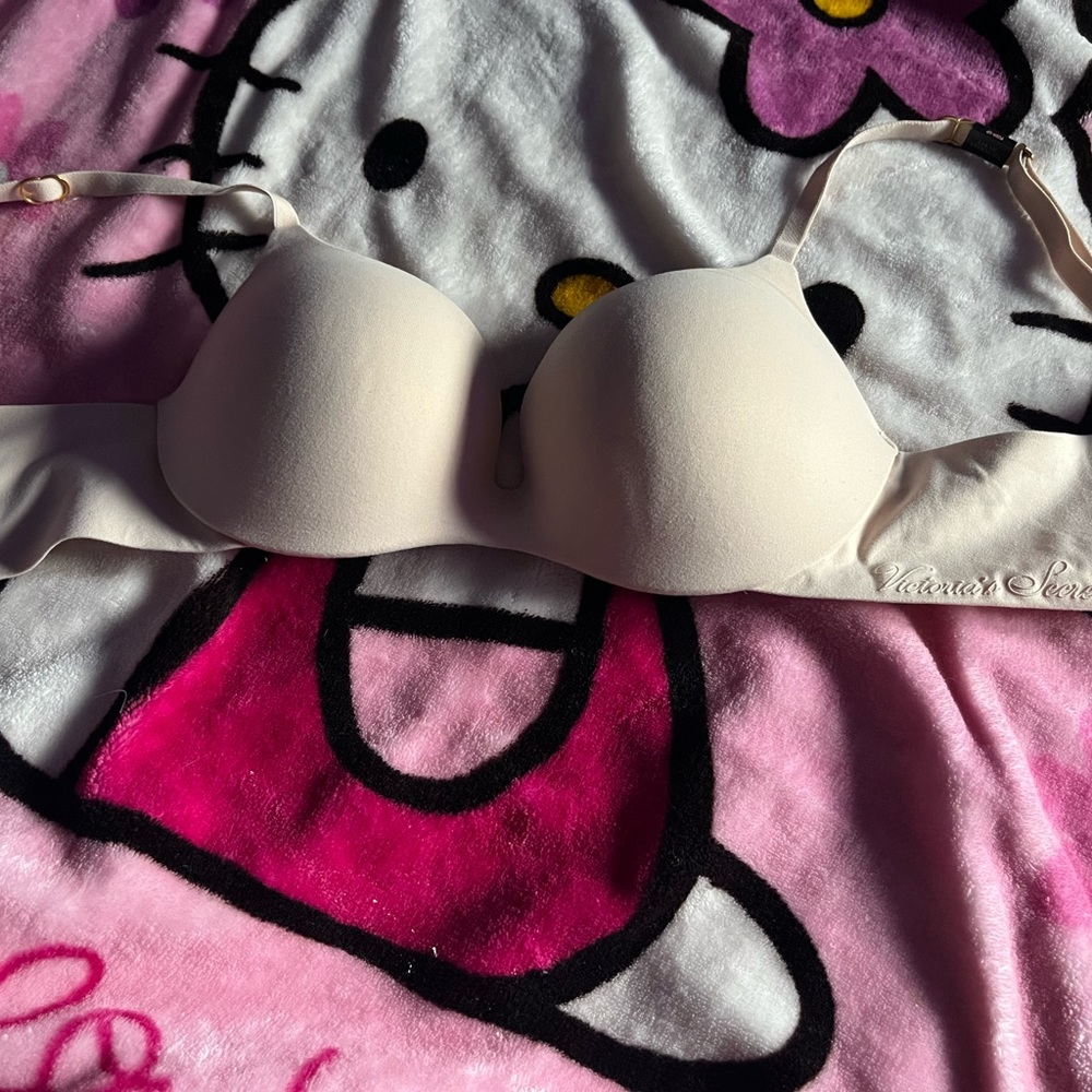 INCREDIBLE BY VICTORIA’S SECRET
Wireless Push-Up Bra size 32B